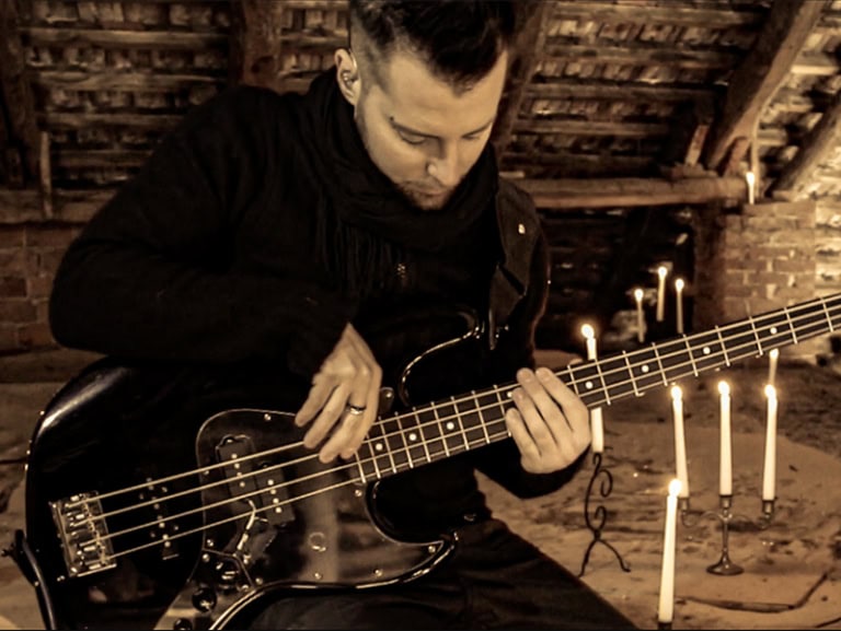 legvideo video musicale John Deacon Tribute by Simone Rubinato